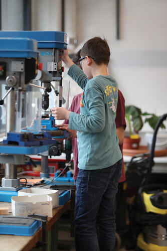 flipperkasten-bohren-lernen-an-standbohrmaschine AI2I2172
