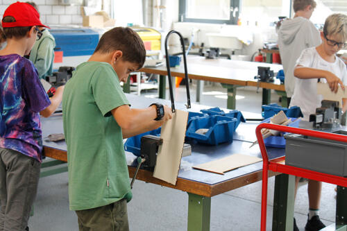 junge-saegt-holz-in-werkstatt MG 7774