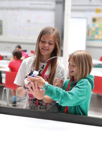 sommercamp-maedchen-experimentieren-mit-vakuum AI2I9549